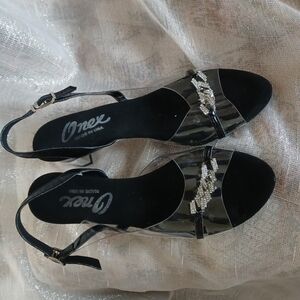 VINTAGE 70'S ONEX BLACK CLEAR AND LUCITE SLINGBACK HEEL SZ 7 (38)